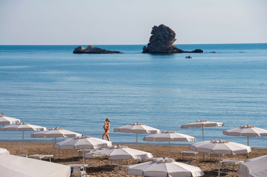 Spiaggia del resort con ombrelloni e scogli