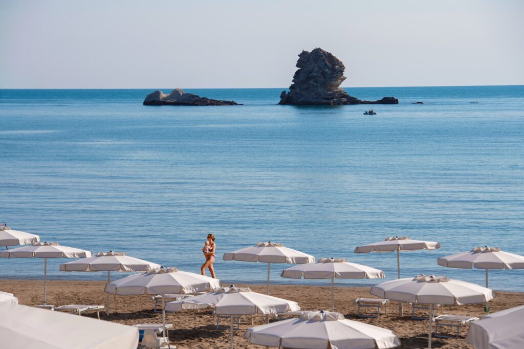 Spiaggia del Gattarella con mamma e bambino