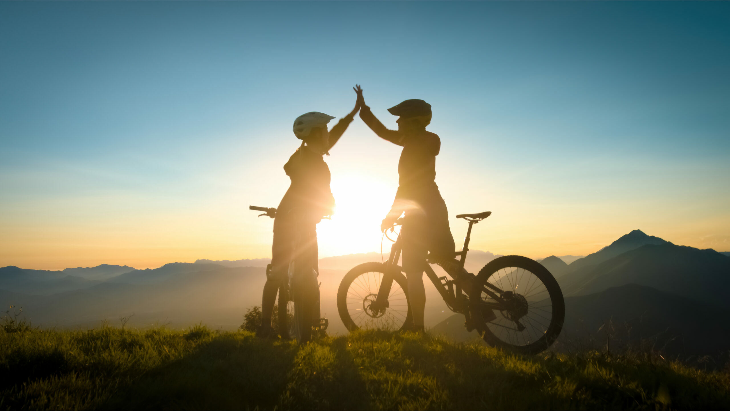 Due ciclisti in controluce al tramonto sul Gargano