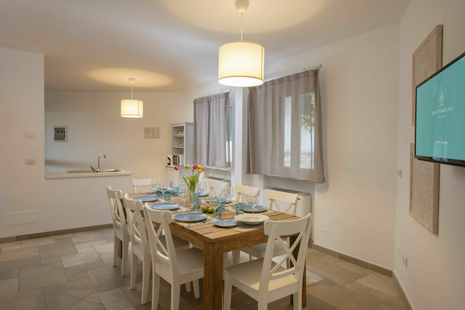 Sala da pranzo della camera con tavolo e sedie