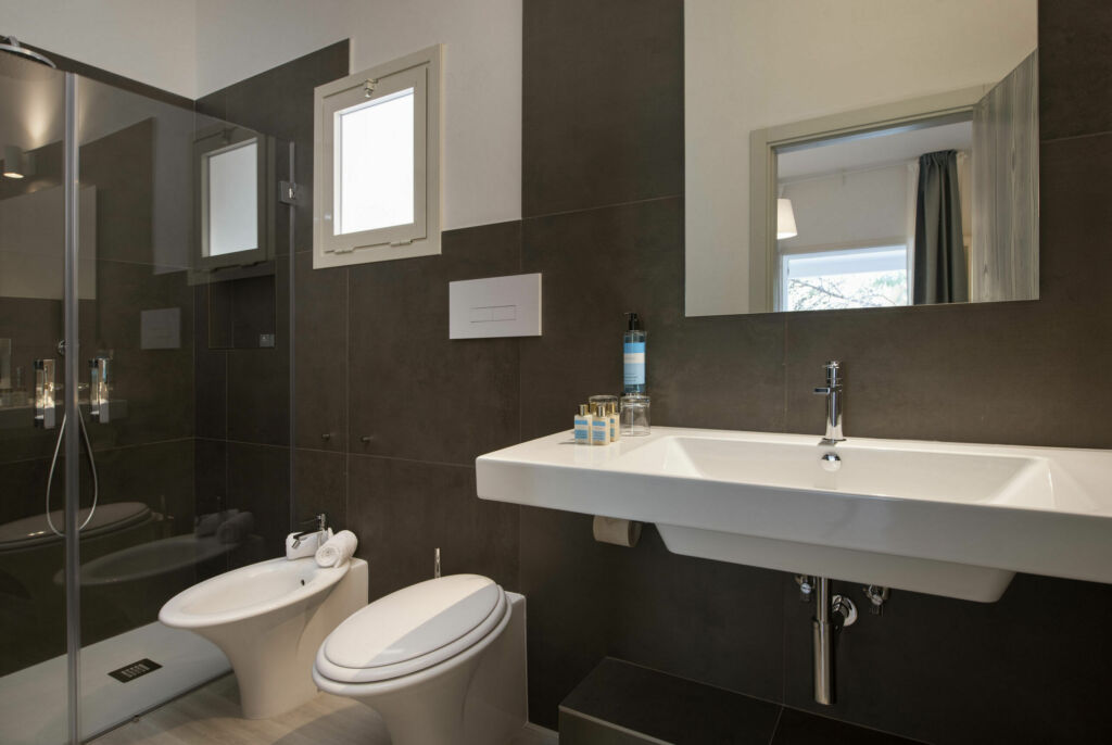Bagno della camera con doccia e parete scura