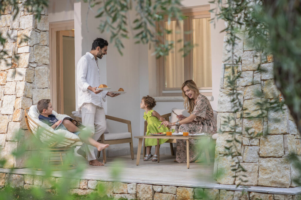Aperitivo in giardino sotto gli ulivi