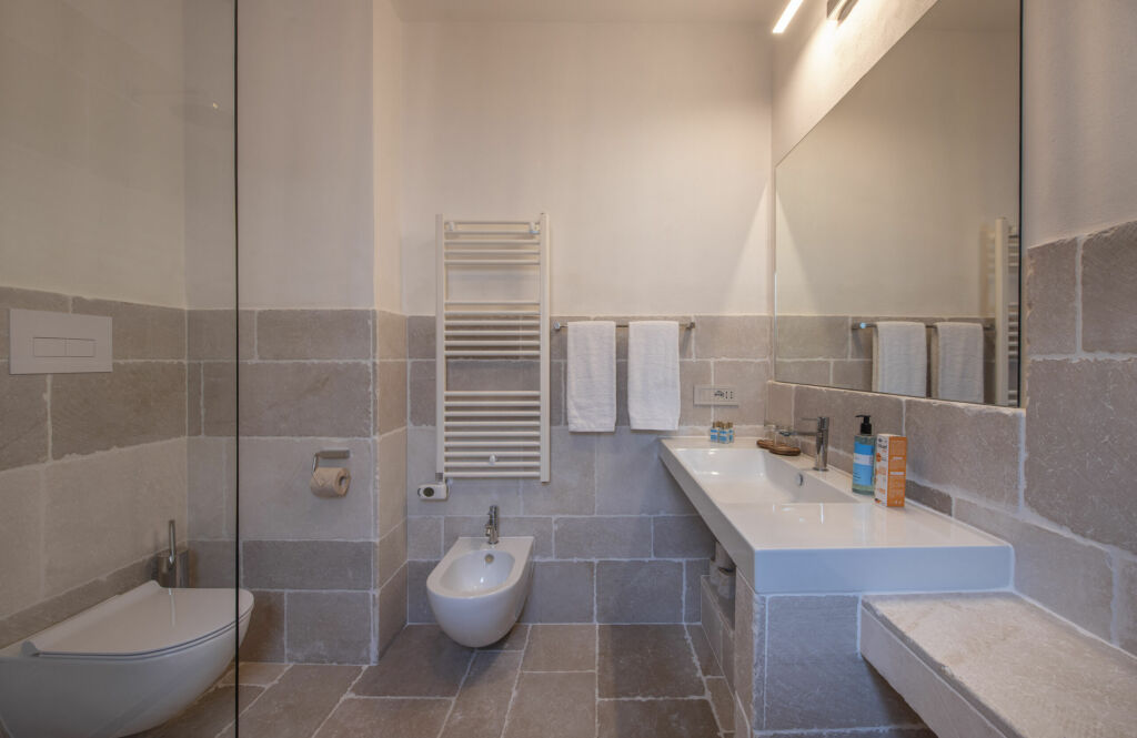 Bagno della villa con doppio lavabo e vasca