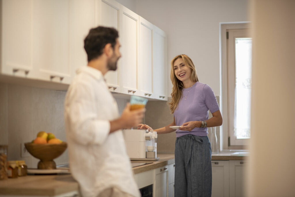 Brindisi in cucina tra i pensili della villa