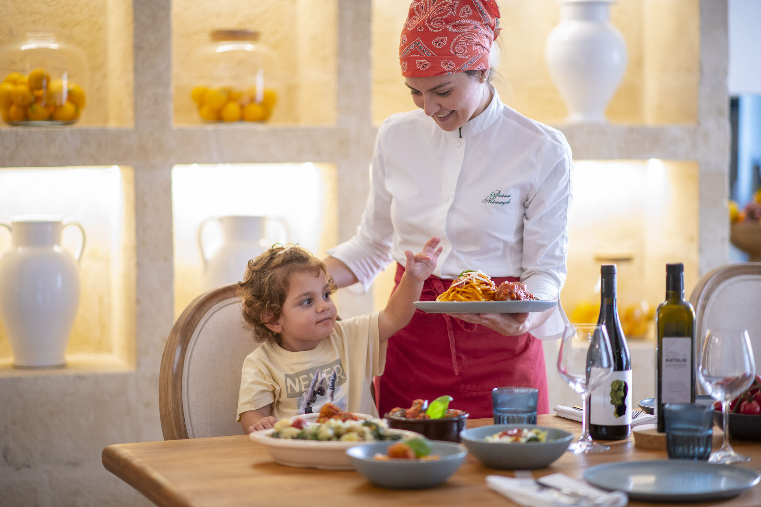 Chef che serve una bambina a tavola nella villa