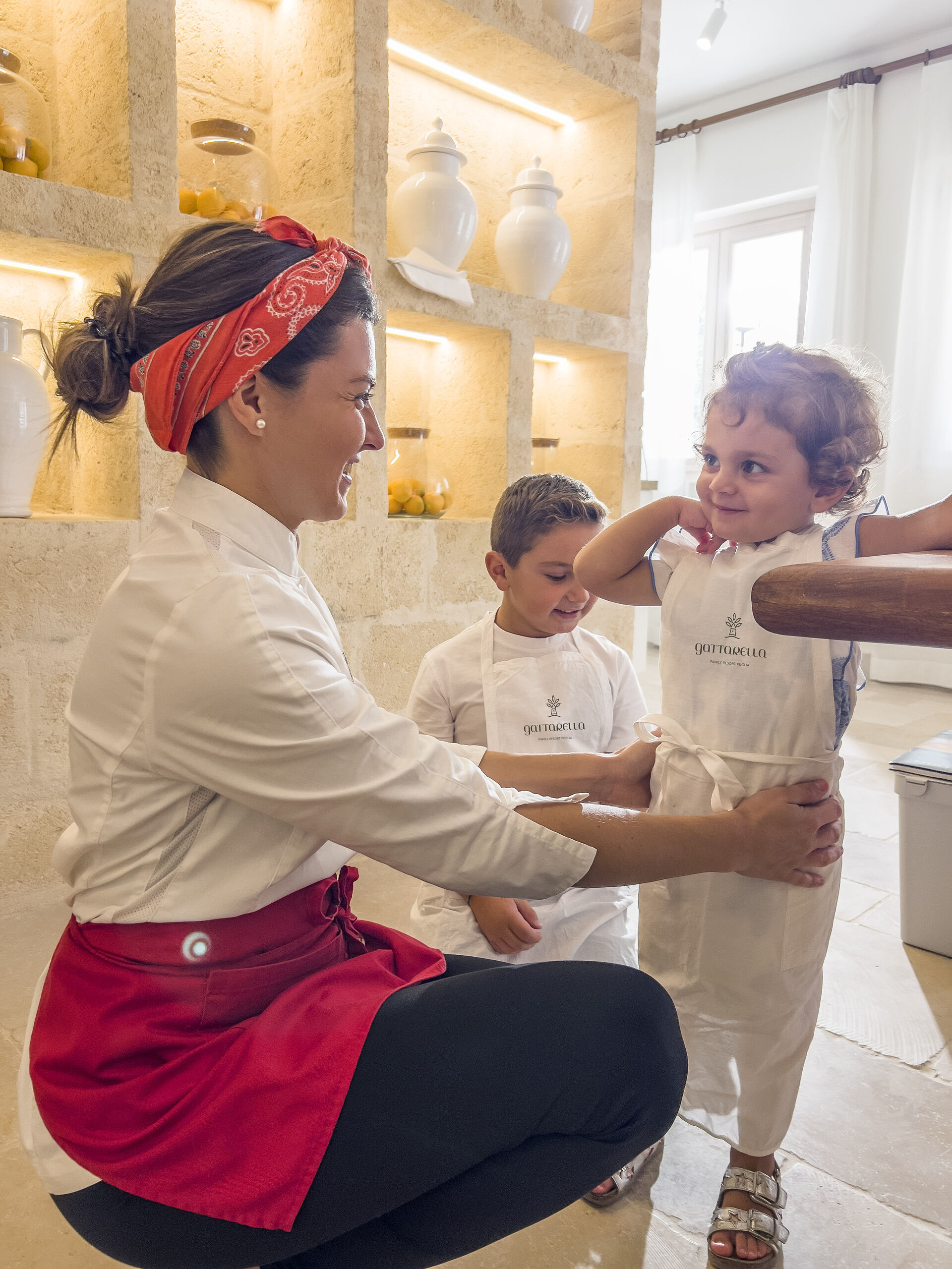 Nonna che impasta in cucina con i nipoti