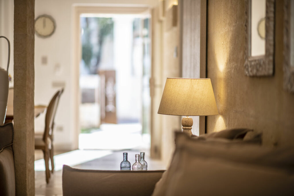 Sala da pranzo della villa con tavolo e lampada