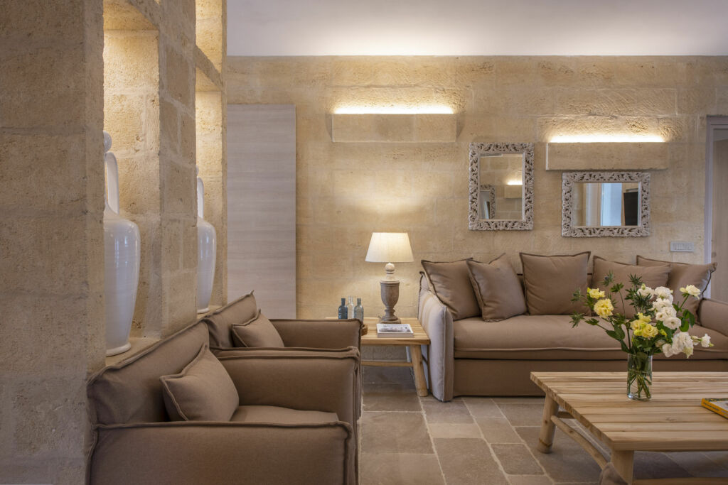 Soggiorno della villa con divani e tavolino