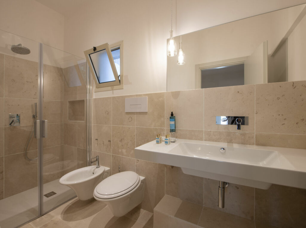 Bagno della camera con sanitari, lavabo e doccia