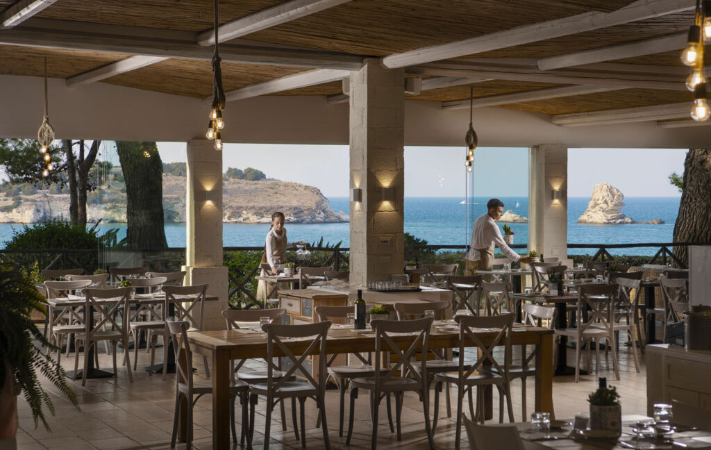 Sala del ristorante con tavoli e vista mare