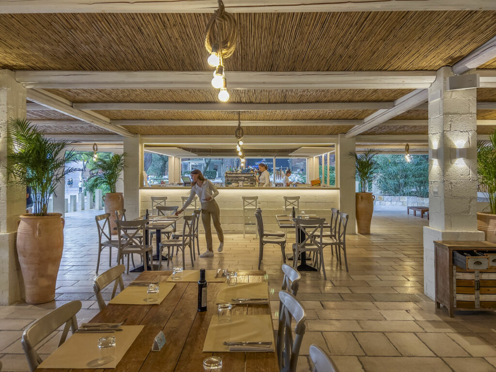 Sala da pranzo con travi in legno e tavoli