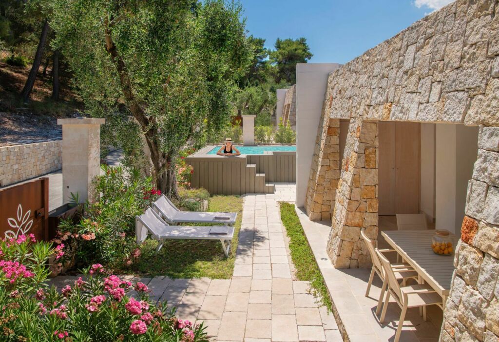 Villa del Gattarella con piscina privata, ulivo e tavolo in giardino